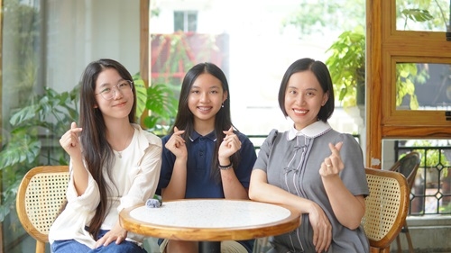 Chuyên gia tâm lý Bùi Thị Hải Yến cùng hai bạn học sinh Ngân Giang và Mai Lâm chia sẻ về tình trạng kiệt sức học đường.