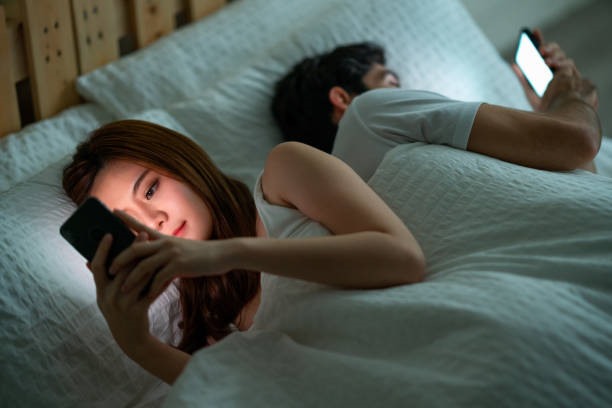 Khi chiếc điện thoại "chen chân" vào hôn nhân
